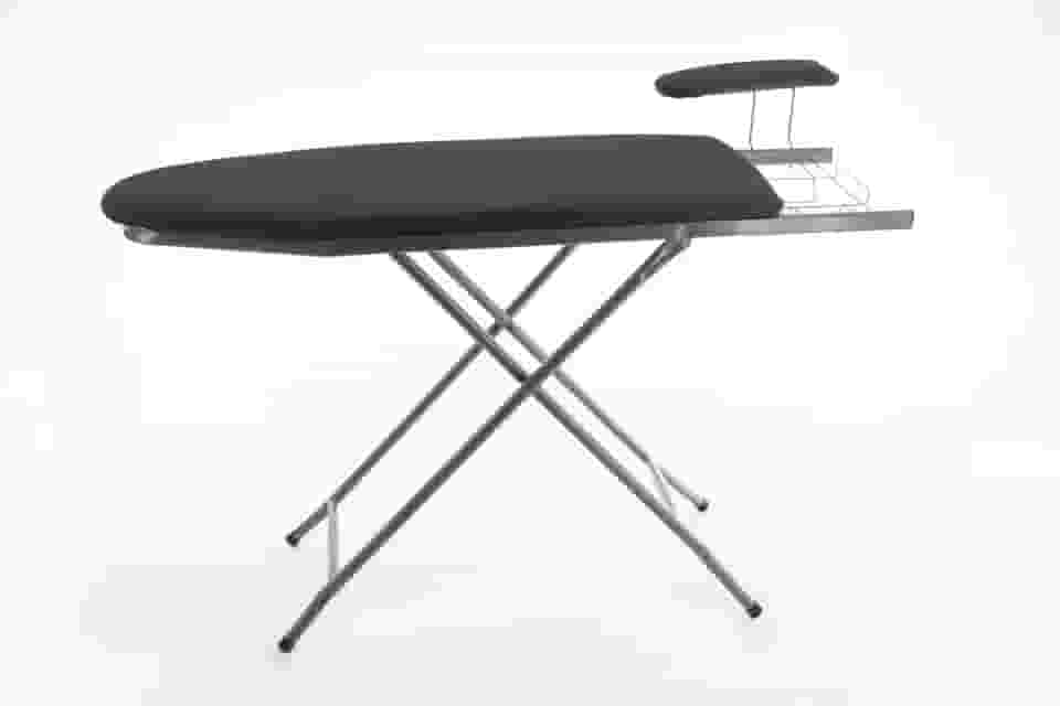 Tábua Mesa de Passar Extra Forte c/ Passa Mangas Preta - Marca Smart Aço