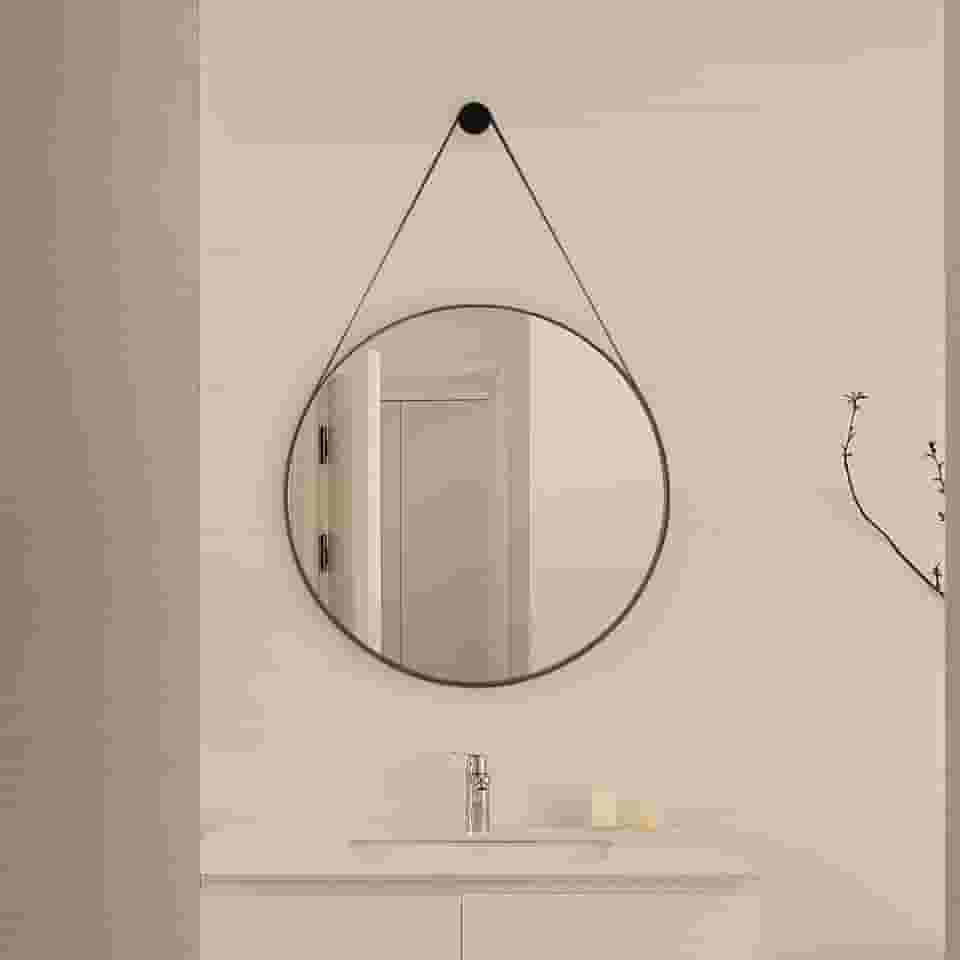 Espelho De Banheiro Decorativo Redondo 50cm com Alça De Couro Preto e Suporte de Fixação para Sala Quarto