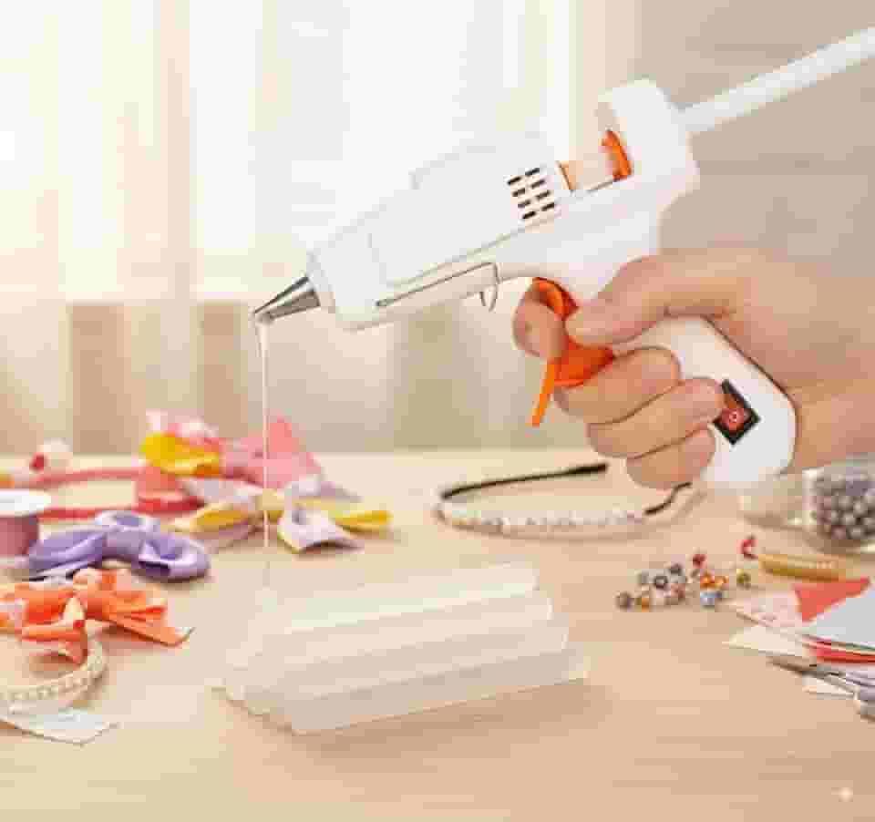 Pistola de Cola Quente Bico Fino com Botão Liga e Desliga Bivolt 20W Para bastão 7mm Fino