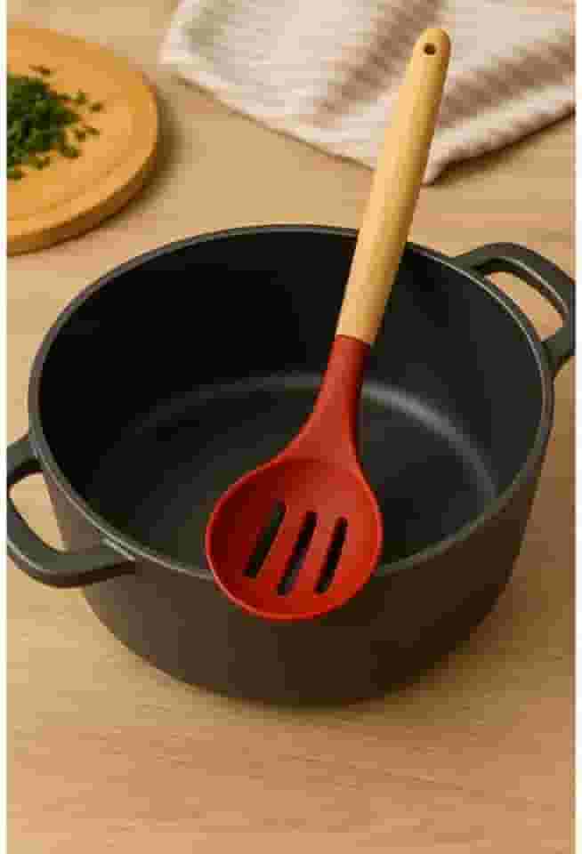 Colher Silicone Vazada Cabo de Madeira Vermelho Vista Home