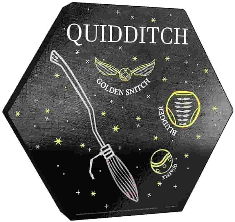 Harry Potter – Quadribol – Vassoura e Pomo Dourado – Impressão em madeira hexagonal de 29 x 25 cm – Pendure sozinho ou conecte a outras peças – Mercadoria oficialmente licenciada