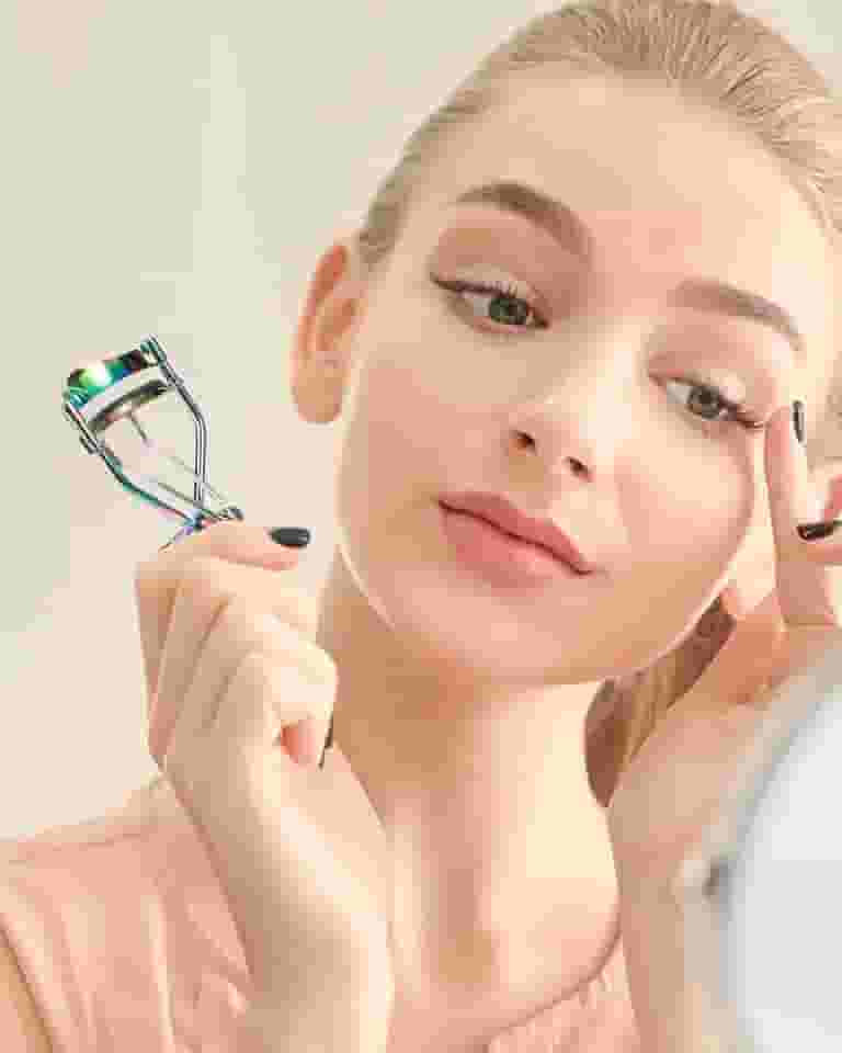 Curvador de cílios – Modelador de cílios com compatibilidade universal e dobradiça de 3 pontos para um enrolamento impecável e duradouro em todos os tipos de cílios DJA442-03