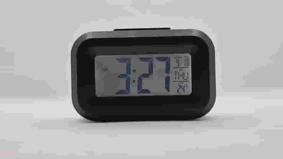 Relógio de Mesa Digital Despertador a Pilha com Termômetro e Calendário, Luz Noturna Azul, Design Moderno e Compacto para Quarto, Escritório e Viagem (Preto)
