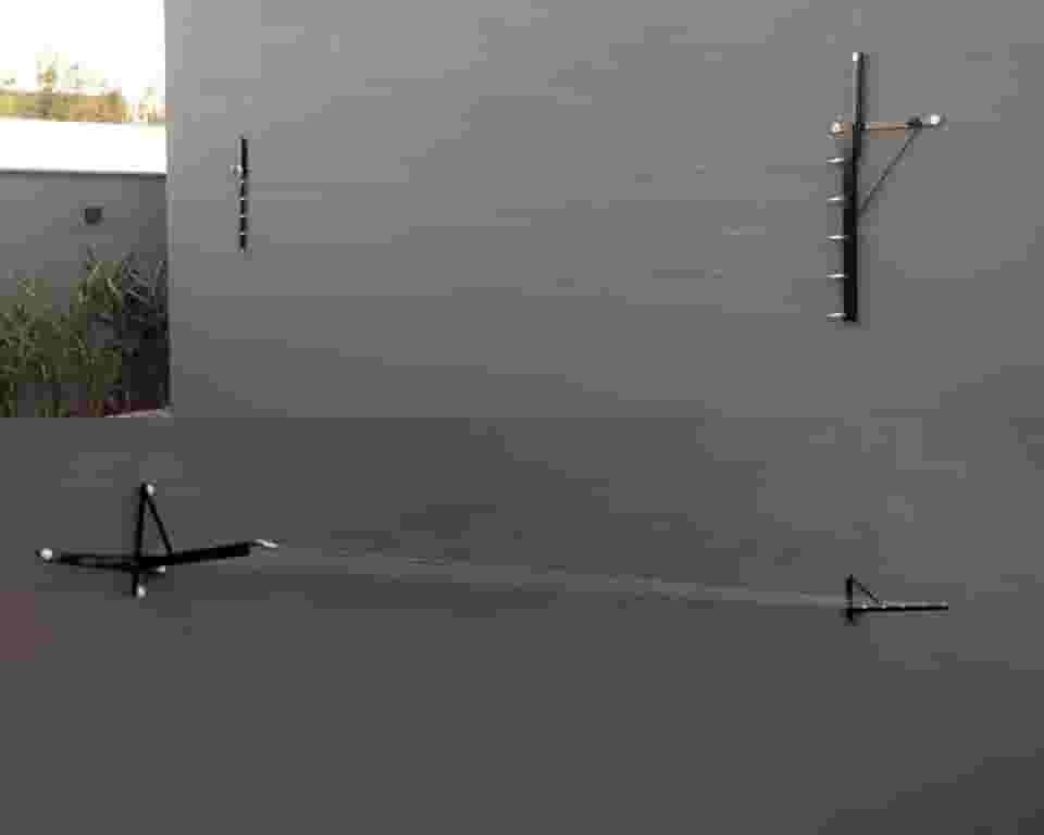 Varal de parede/muro com mão francesa preto com Aço