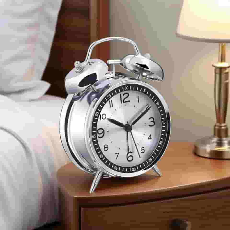 Despertador alto para adultos com sono pesado, despertador analógico operado por bateria de 4,5 polegadas para decoração de quartos, prata