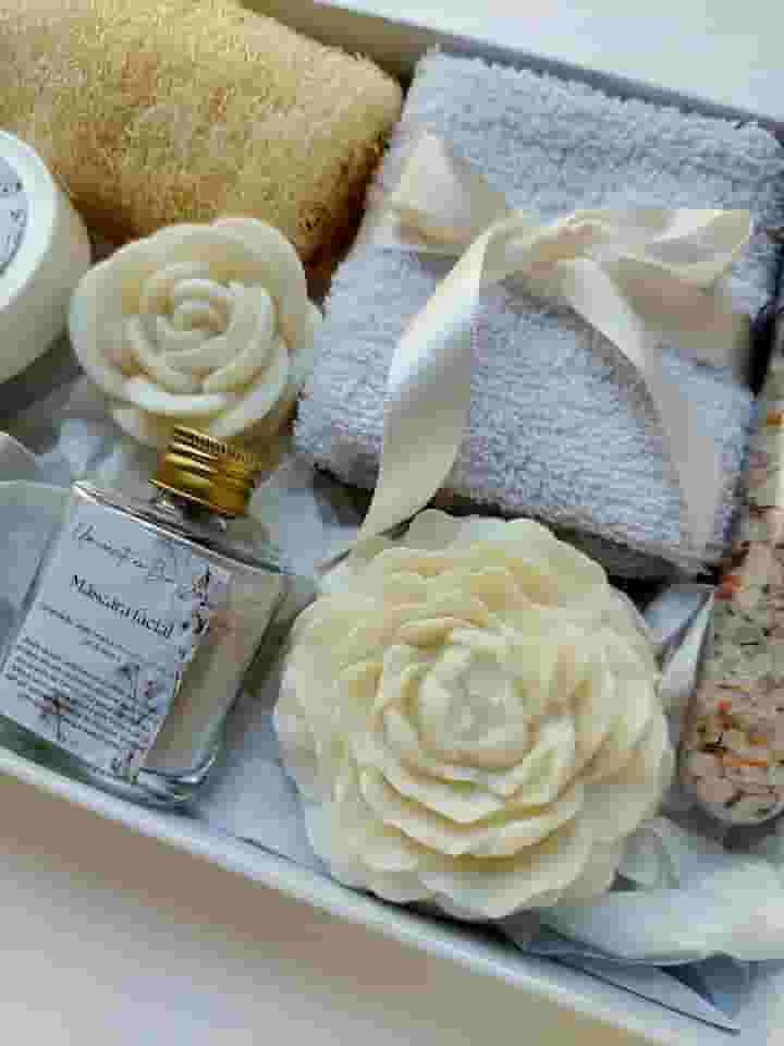 Caixa Presente Feminino Chá Branco - Presente para mãe, filha, madrinha, aniversário, maternidade, amigo secreto, natal, amiga, vó, celebrações, kit Spa e autocuidado