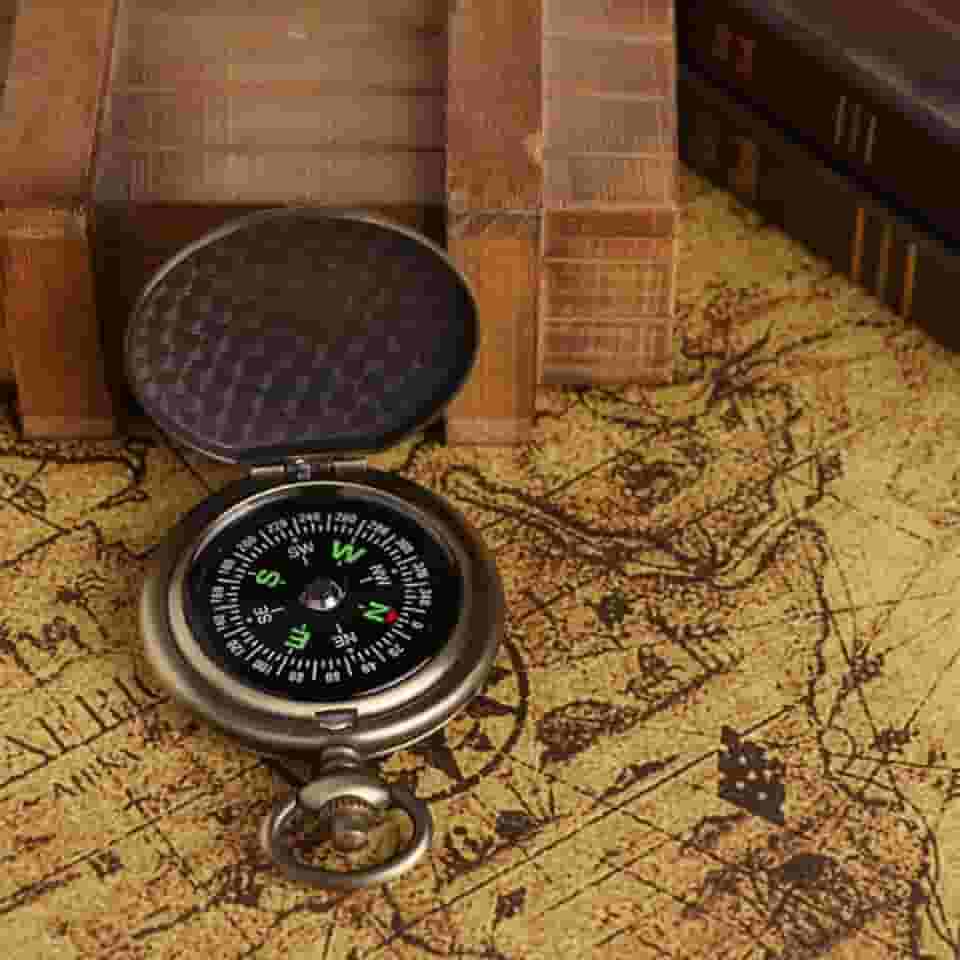 Bússola estilo vintage, bússola de bolso, mostrador giratório luminoso e preciso com gancho de metal para acampamento, caminhadas, viagens
