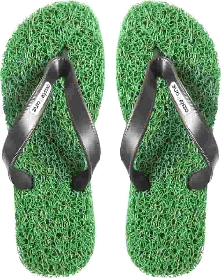 Chinelo Confort Masculino indicado para pessoas que sofrem com Fascite Plantar, esporão de calcâneo, Hiperidrose PLantar e Neuroma de Morton, além disso, dá a sensação de estar pisando em um tapete macio.