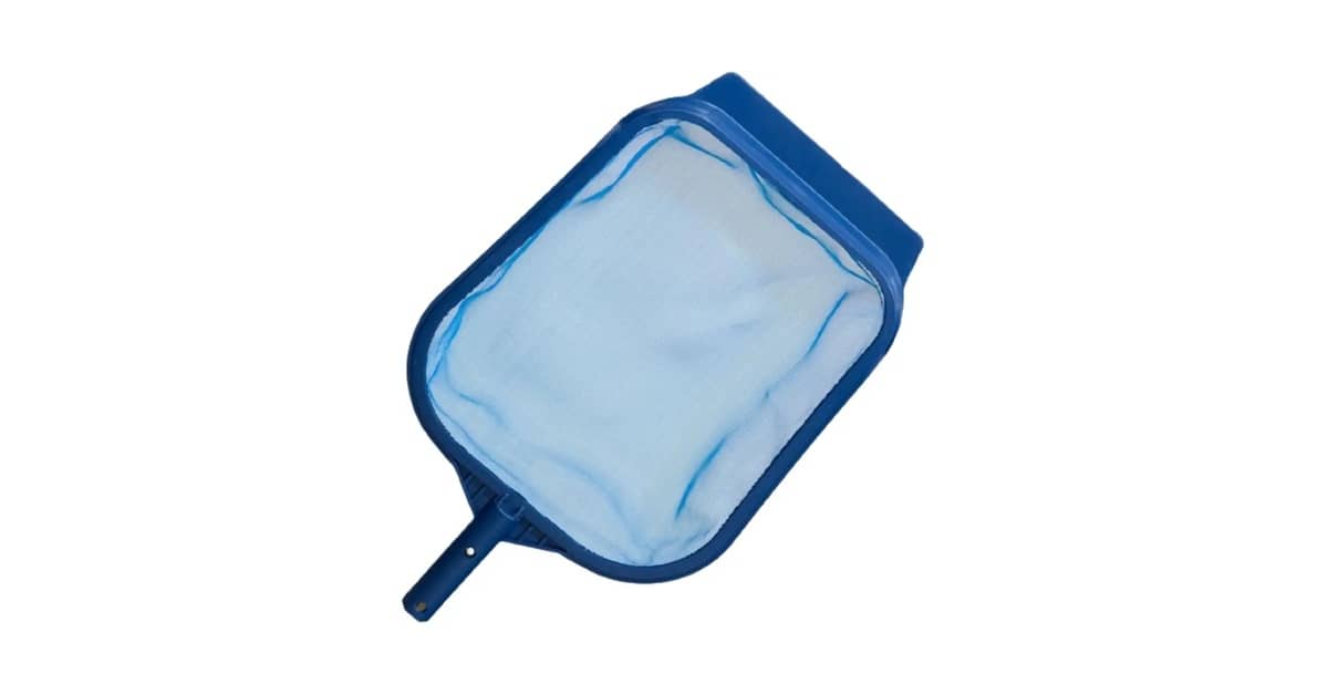 Melhores Peneiras Para Limpar Folhas da Piscina: Metal ou Plástico?