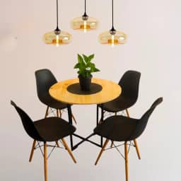 Mesa de jantar redonda para quatro pessoas Tampo de madeira maciça decorativo em estilo industrial (banquetas não incluídas)