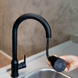 Torneira de Cozinha Gourmet Flexível Misturador Monocomando Inox Preto com 2 opções de Jato ELORIA