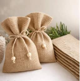 Saquinhos de Juta Natural, 10x15 cm, com Pingente em Madeira 12unidades