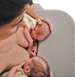 Almofada Amamentacao Gemeos Grande Lisa Bege Gemelar