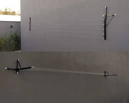 Varal de parede/muro com mão francesa preto com Aço