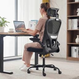 Cadeira Presidente Ergonômica com Braços Retráteis Flip-Up e Base Reforçada - Suporta até 200kg - Encosto em Tela Mesh Respirável e Giratória