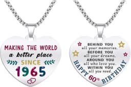 Presentes de aniversário de 60 anos para mulheres - Presentes de aniversário nascidos em 1965 - Colar com pingente de coração de aço inoxidável gravado - Presente de aniversário para mulheres de 60