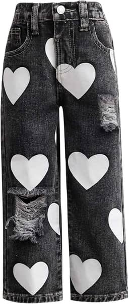 Calça jeans feminina com estampa de coração envelhecida rasgada e perna reta