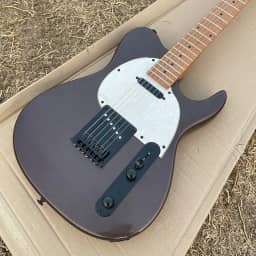Guitarra elétrica, estilo Telecaster, acabamento cinzento mate, gola de bordo, perfurador branco
