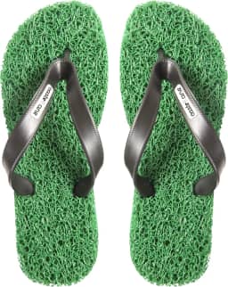 Chinelo Confort Masculino indicado para pessoas que sofrem com Fascite Plantar, esporão de calcâneo, Hiperidrose PLantar e Neuroma de Morton, além disso, dá a sensação de estar pisando em um tapete macio.