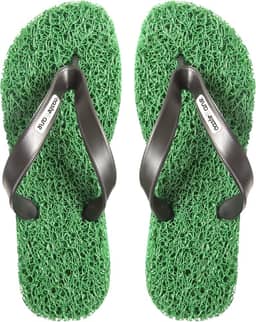 Chinelo Confort Masculino indicado para pessoas que sofrem com Fascite Plantar, esporão de calcâneo, Hiperidrose PLantar e Neuroma de Morton, além disso, dá a sensação de estar pisando em um tapete macio.