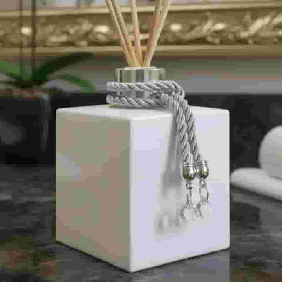 Aromatizador Difusor de Ambientes Branco e Prata com Varetas Decoradas e Pingente de Cristal – Difusor de Aromas Luxo para Sala, Quarto, Banheiro, Escritório – Decoração Sofisticada Luiggi Presentes®