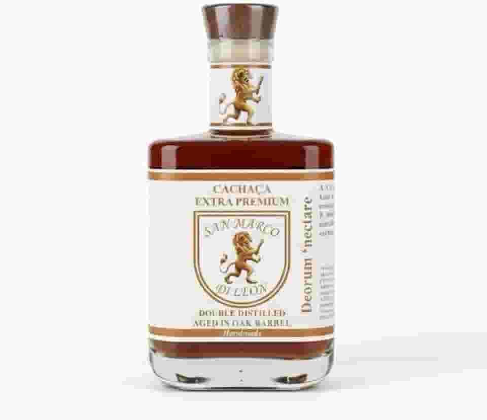 CACHAÇA EXTRA PREMIUM SAN MARCO DI LEON - DESTILAÇÃO DUPLA - ENVELHECIDA EM BARRIL DE CARVÁLHO TOSTA MÉDIA - SABOR SUAVE AMADEIRADO - NOTAS DE BAUNILHA, AMÊNDOAS E MEL - 700 ml 40% vol.