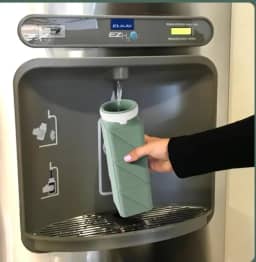 Pacote com 2 garrafas de água dobráveis com canudo à prova de vazamento garrafa de silicone dobrável com anel anticolapso para viagem, acampamento, caminhada, corrida, esporte (verde + azul)