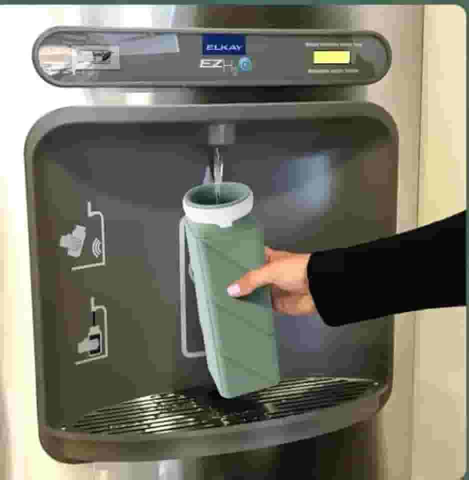 Pacote com 2 garrafas de água dobráveis com canudo à prova de vazamento garrafa de silicone dobrável com anel anticolapso para viagem, acampamento, caminhada, corrida, esporte (verde + azul)