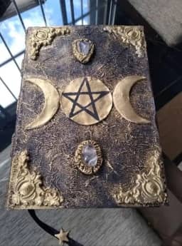 Grimório Artesanal Místico com Triluna e Pentagrama, Livro das Sombras em Capa Dura, 120 Folhas Brancas, 15,5 x 22,5 cm, Decorado com Pedras Naturais