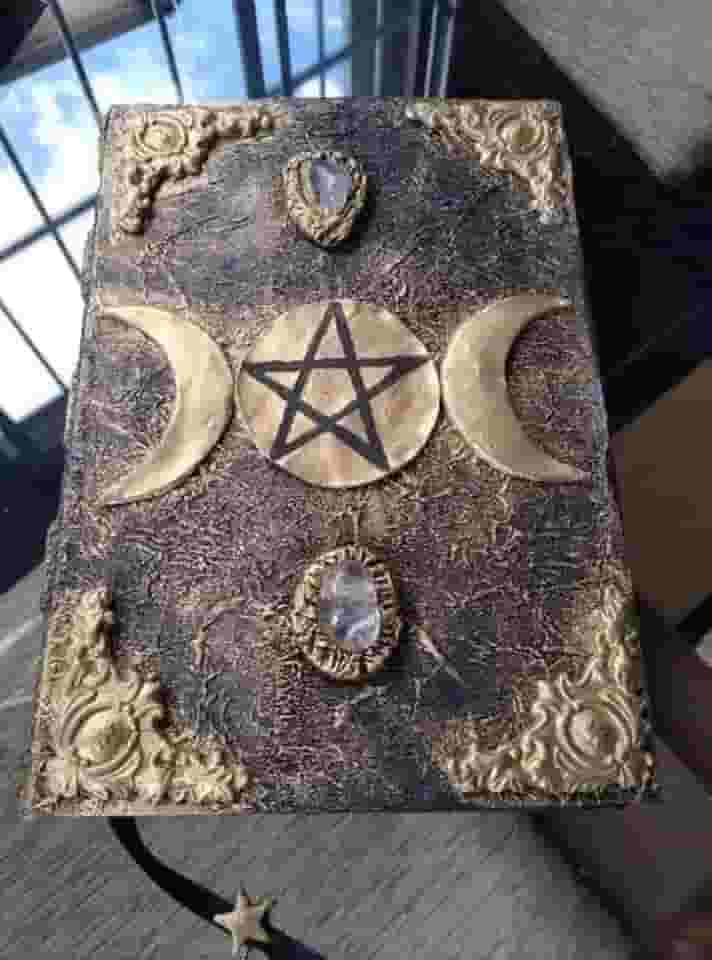 Grimório Artesanal Místico com Triluna e Pentagrama, Livro das Sombras em Capa Dura, 120 Folhas Brancas, 15,5 x 22,5 cm, Decorado com Pedras Naturais