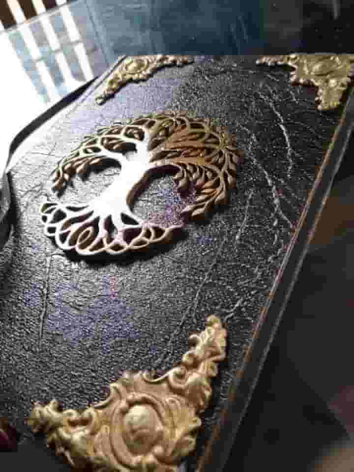 Grimório Artesanal Árvore da Vida, Capa Preta com Detalhes Dourados, Costurado à Mão, Folhas Brancas, 22,5 x 15,5 cm, para Anotações, Rituais e Diário Pessoal