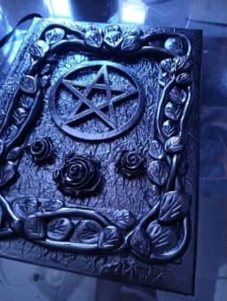 Grimório Artesanal em Alto Relevo, Livro de Anotações com Pentáculo e Rosas, Negro, Costurado à Mão, 22,5 x 15,5 cm, Folhas Negras e Brancas para Rituais e Diário