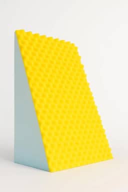 Travesseiro Triangular Ortopédico Espuma 65x45cm Encosto Confortável Azul E Amarelo Almofada Para Costas Coluna Gravidez Pós Cirurgia Refluxo Apoio Lombar Descanso De Corpo
