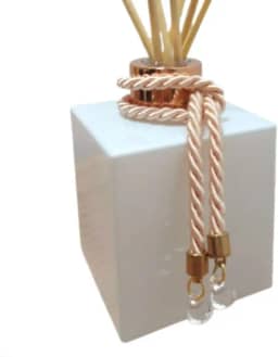 Difusor E Aromatizador Em Vidro 250Ml Com Pingente E Varetas Decoradas Para Lavabo, Banheiro Ou Escritório – Branco Com Prata, Dourado Ou Rose Gold - Luiggi Presentes® (Branco e Rosê Gold)