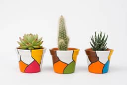 Kit 3 Vasos de Cerâmica Pintados à Mão – Design Abstrato Colorido para Suculentas e Cactos