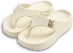 Chinelo Sandália Feminina Nuvem 100% EVA – Leve, Macio e Confortável, Solado Antiderrapante, Pingente Ursinho – Cores: Preto, Rosa, Creme – Numeração 35 ao 40