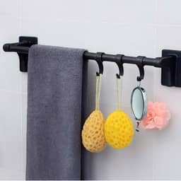 Porta Toalha de Parede 50cm com 6 Ganchos, Fixação Adesiva Sem Furos, Plástico Resistente, Barra para Toalhas e Ganchos Multiuso, Disponível em Branco e Preto (PRETO)