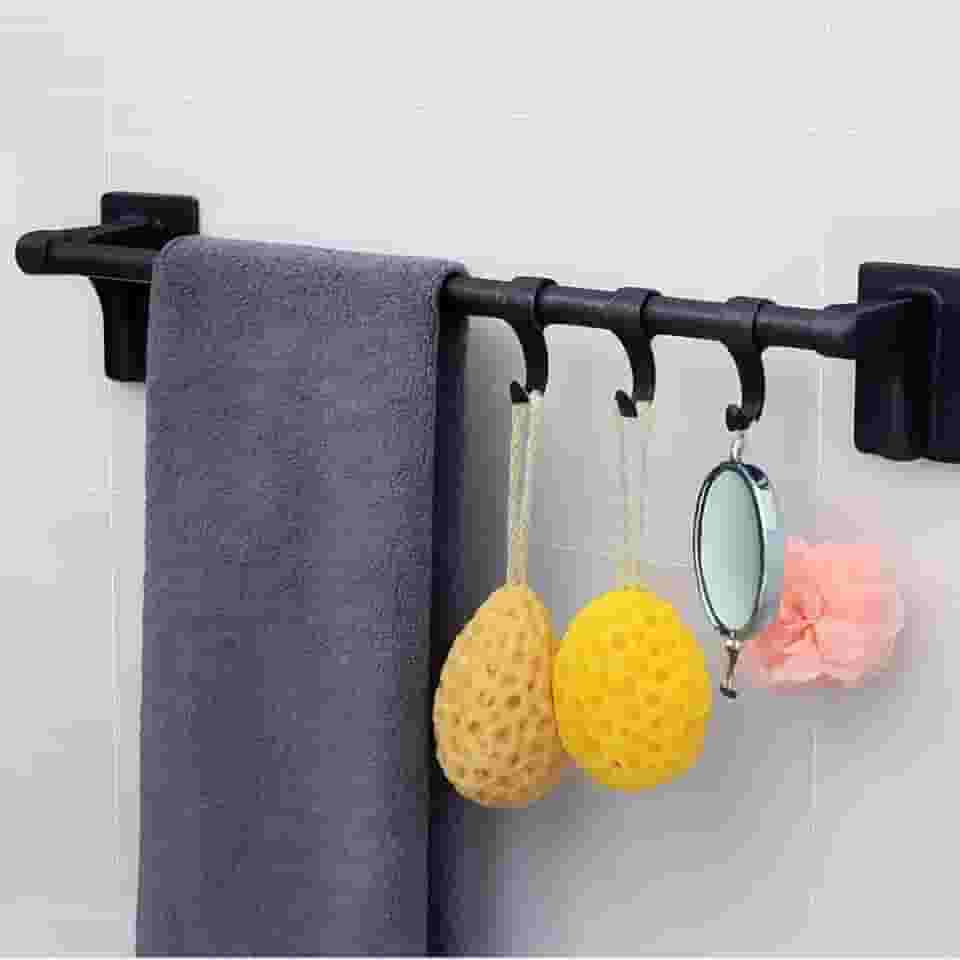 Porta Toalha de Parede 50cm com 6 Ganchos, Fixação Adesiva Sem Furos, Plástico Resistente, Barra para Toalhas e Ganchos Multiuso, Disponível em Branco e Preto (PRETO)