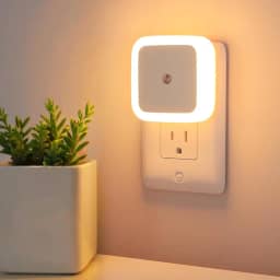 Luzes noturnas conectadas à parede – Sensor de crepúsculo ao amanhecer, luz noturna LED 3000K, iluminação branca suave, lâmpada de ligar/desligar automaticamente para casa, sala de estar, quarto