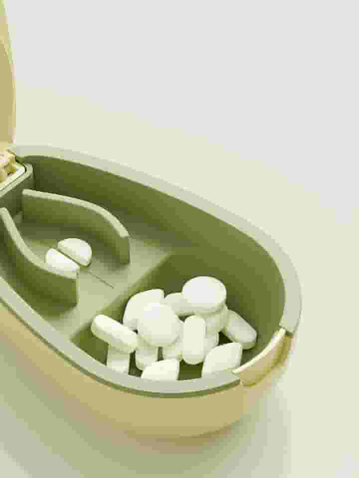 Cortador e divisor de comprimidos com divisor de comprimidos com almofada de silicone removível, cortes precisos para pílulas, vitaminas e comprimidos, compacto e adequado para viagens, protetor de