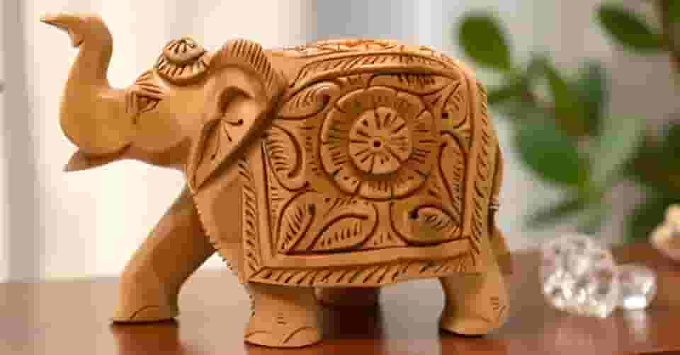 Estatueta de elefante de madeira feita à mão, madeira de cedro natural, estilo indiano tradicional, escultura decorativa para casa com padrão floral