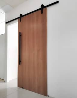 Porta De Madeira + Kit De Correr 2m + Puxador Flat 1m Preto Cor:Carvalho