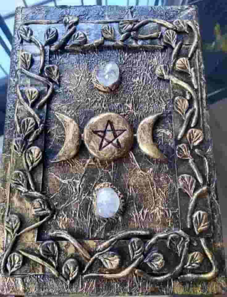 Grimório Artesanal em Couro Sintético, Livro de Anotações Místico, Capa em Relevo com Lua e Folhas, 22x16cm, 100% Feito à Mão