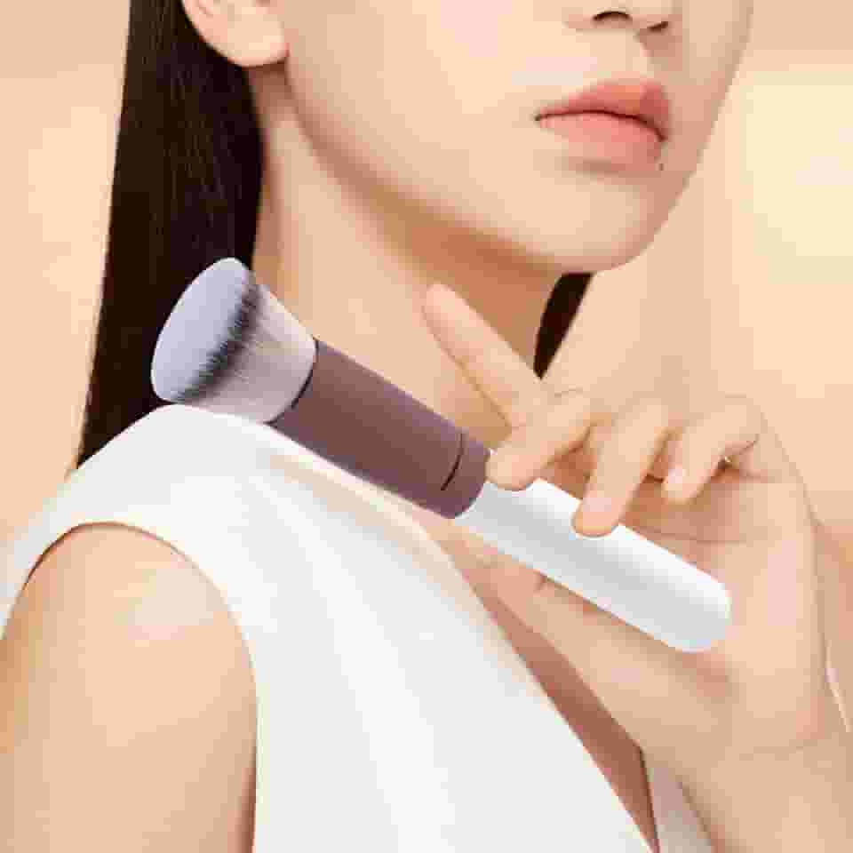 Pincel de base Kabuki de topo plano premium para líquido e creme – Pincel de maquiagem para cobertura total, mistura e acabamento polido (cor café)