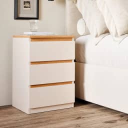 Mesa de Cabeceira Pequim com 3 Gavetas – Design Moderno, Compacta e Funcional para Quarto e Escritório (Off White Freijo)