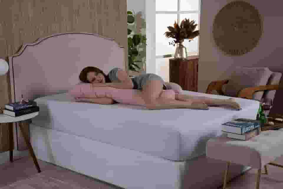 Travesseiro de Corpo Para Gestantes Com Capa 200 fios Micro Percal Enchimento Fibra 100% Silicone Tamanho 60 x 1,10m (Rosa)