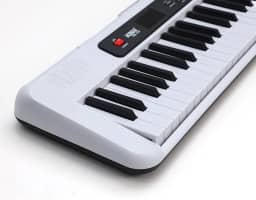 Teclado Kobe Arranjador Estudante KB-150 Branco 61 Teclas Com Fonte