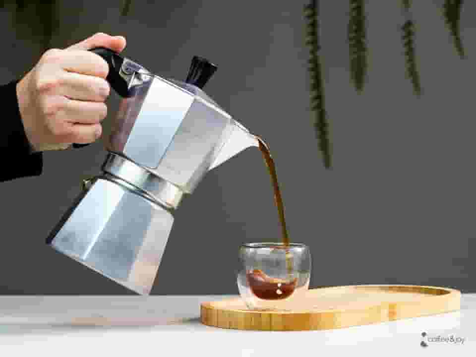 Cafeteira Italiana Original Premium Moka Tradicional Clássica em Alumínio 300ml – Para 6 Xícaras de Café Expresso, Alça Resistente, Café Especial em Poucos Minutos