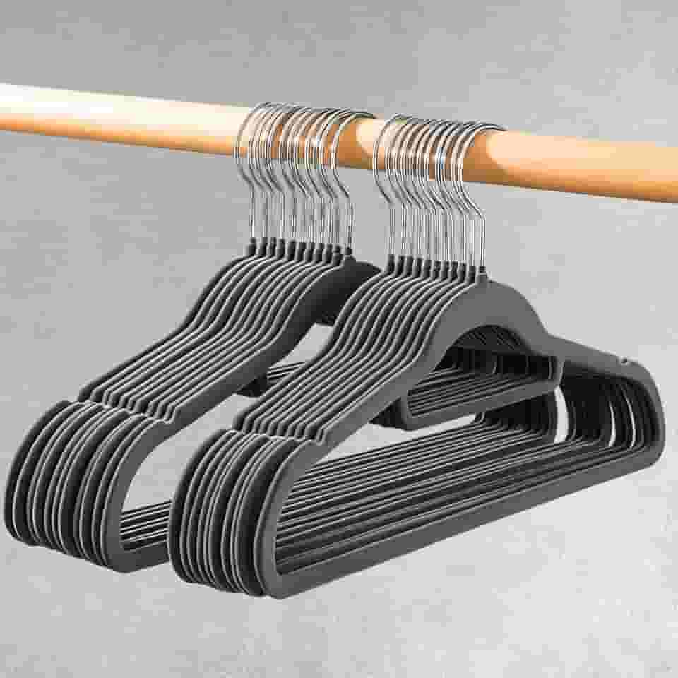 Cabide de Veludo Slim Adulto Cinza para Roupas, Kit com 20 Unidades, 42 cm x 22,5 cm, Ultrafino Antideslizante para Roupas Delicadas e Organização de Closet