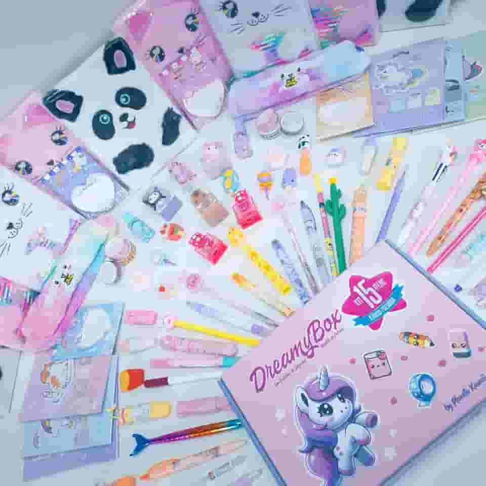 Caixa Surpresa Papelaria Kawaii Criativa Kit 15 Itens com Caderno Pelúcia + Caixa Presente Temática Planeta Kawaii, Presente Criativo de Aniversário, Dia das Crianças, Natal, para Menina